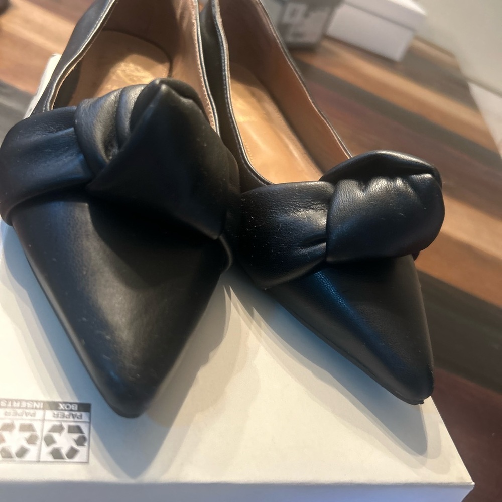 Black Leather Slip-On Flats with knotted Pointed Toe